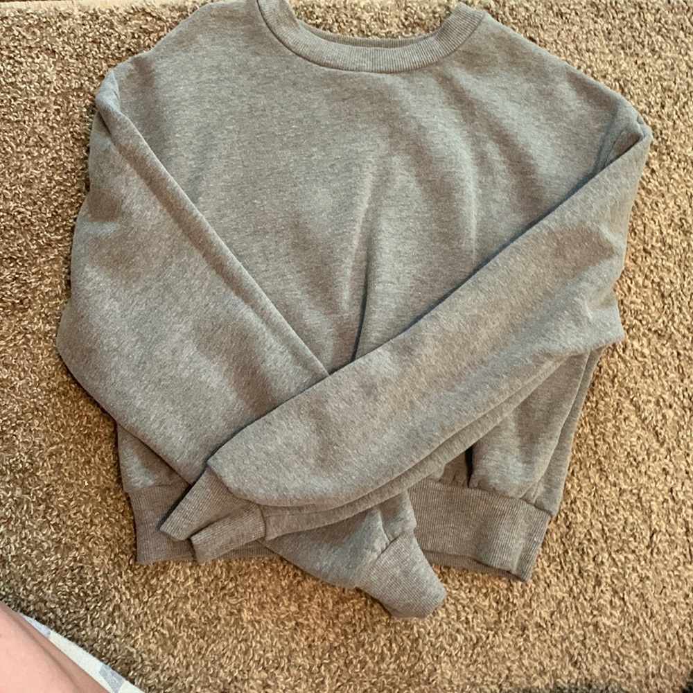 Cropped grey sweatshirt with long sleeves